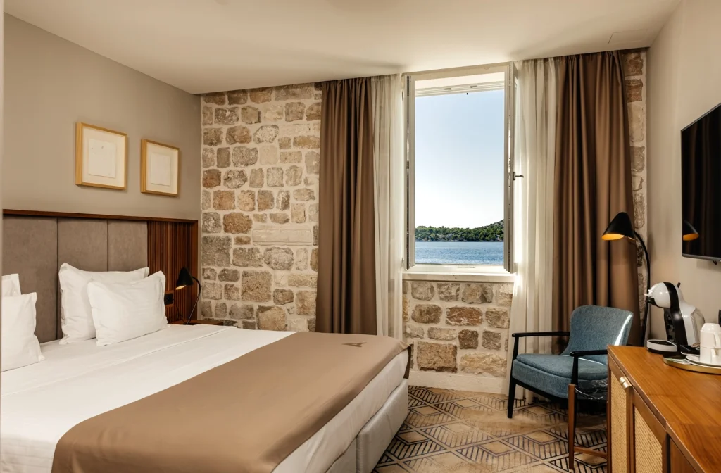 Armerun Heritage Hotel Sibenik Doppelzimmer Superior Meerblick Bett Tv Stuhl Kaffeemaschine