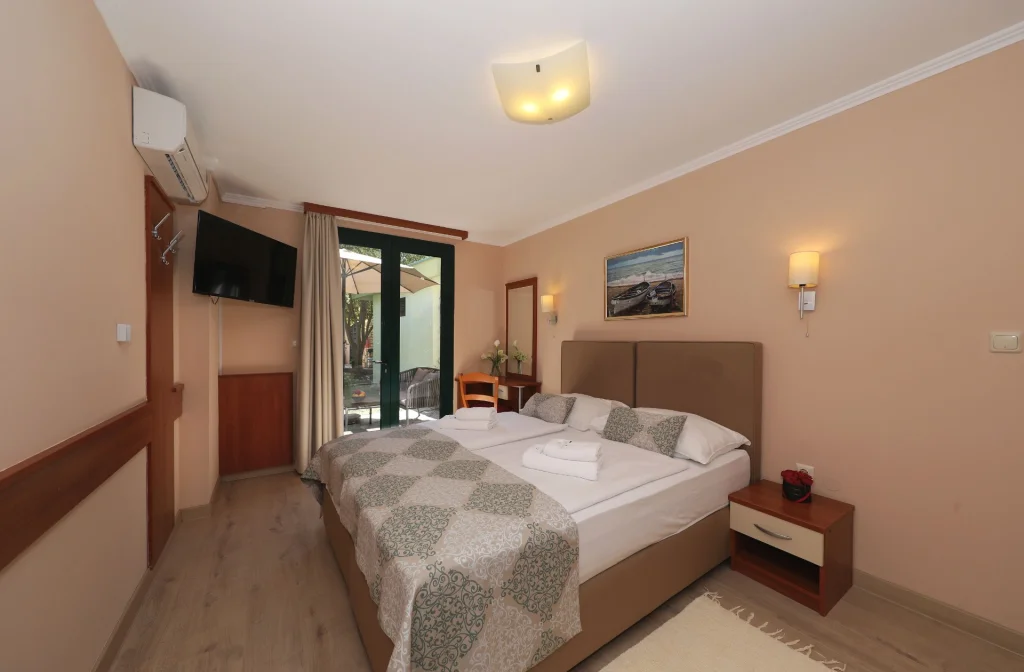 Mediterranean Village San Anotonio Biograd Familien Suite Bett Rosen