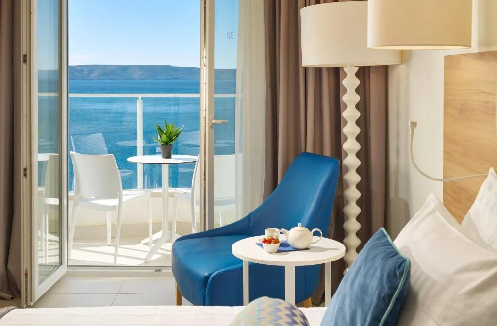 Tui Blue Adriatic Beach Zivogosce Doppelzimmer Superior Balkon Meerblick Stuhl Lampe Balkon