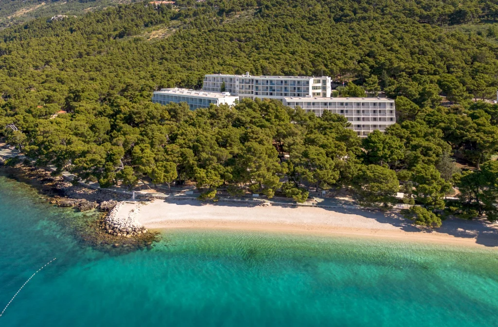 Bluesun Hotel Marina Brela Aussenansicht Strabd Meer