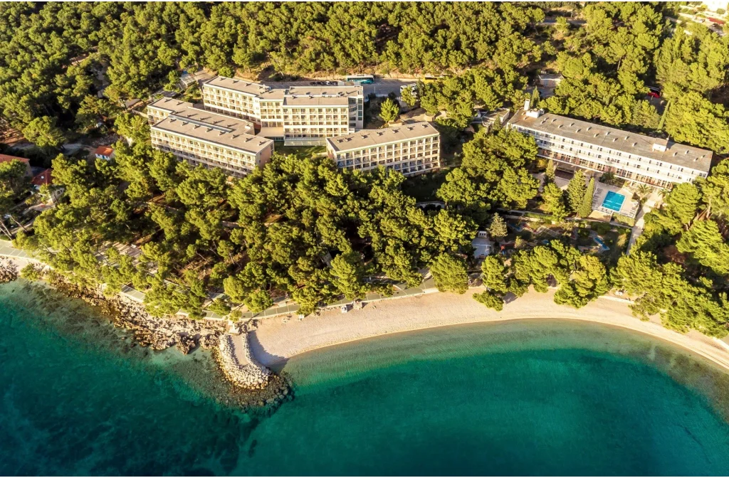 Blue Sun Hotel Marina Brela Aussenansicht Meer Strand