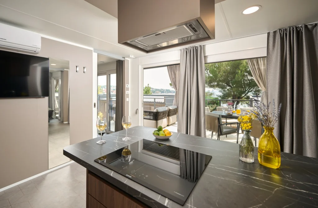 Aminess Style Glamping Villas Holiday Homes Amber Luxury Holiday Home Kueche Tv Terasse