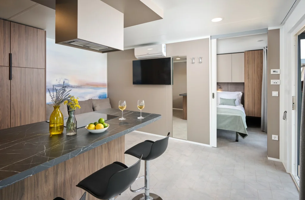 Aminess Style Glamping Villas Holiday Homes Amber Luxury Holiday Home Kueche Weinglass Tv Bett