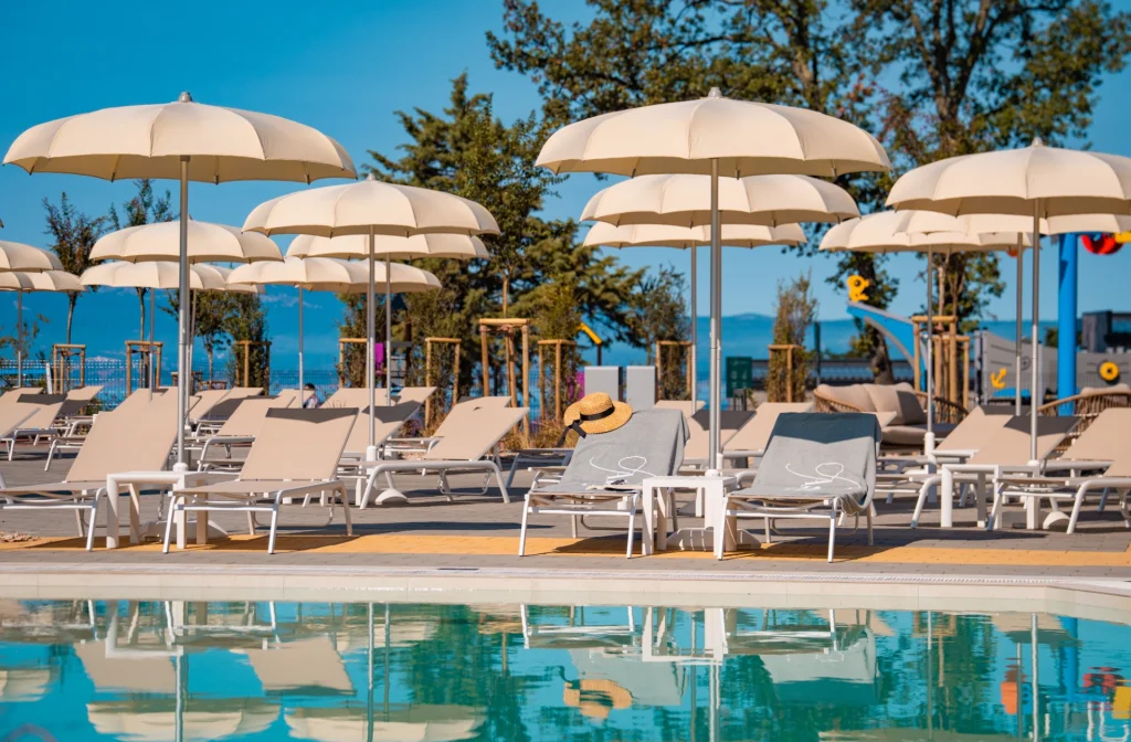 Aminess Style Glamping Villas Holiday Homes Atea Pool Liegestuhl Sonnenschirm