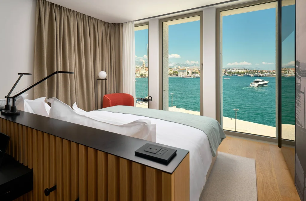 Hotel Ambasador Split Doppelzimmer Superior Bett Meerblick