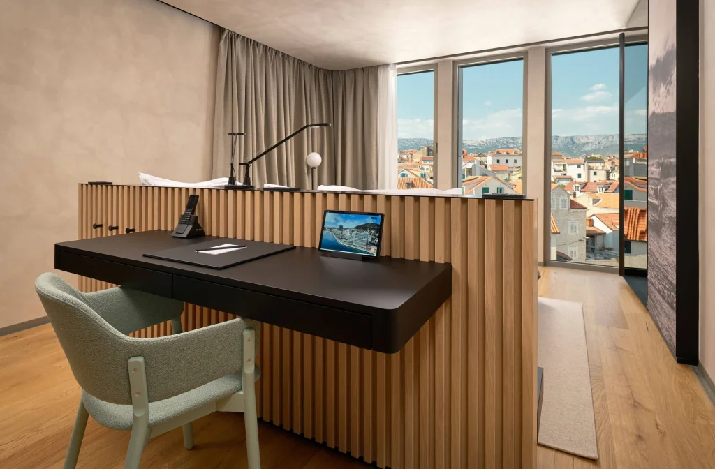 Hotel Ambasador Split Doppelzimmer Superior Stuhl Tisch Altstadtblick
