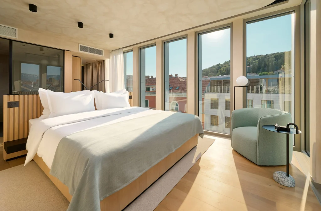 Hotel Ambasador Split Doppelzimmer Superior Bett Altstadtblick