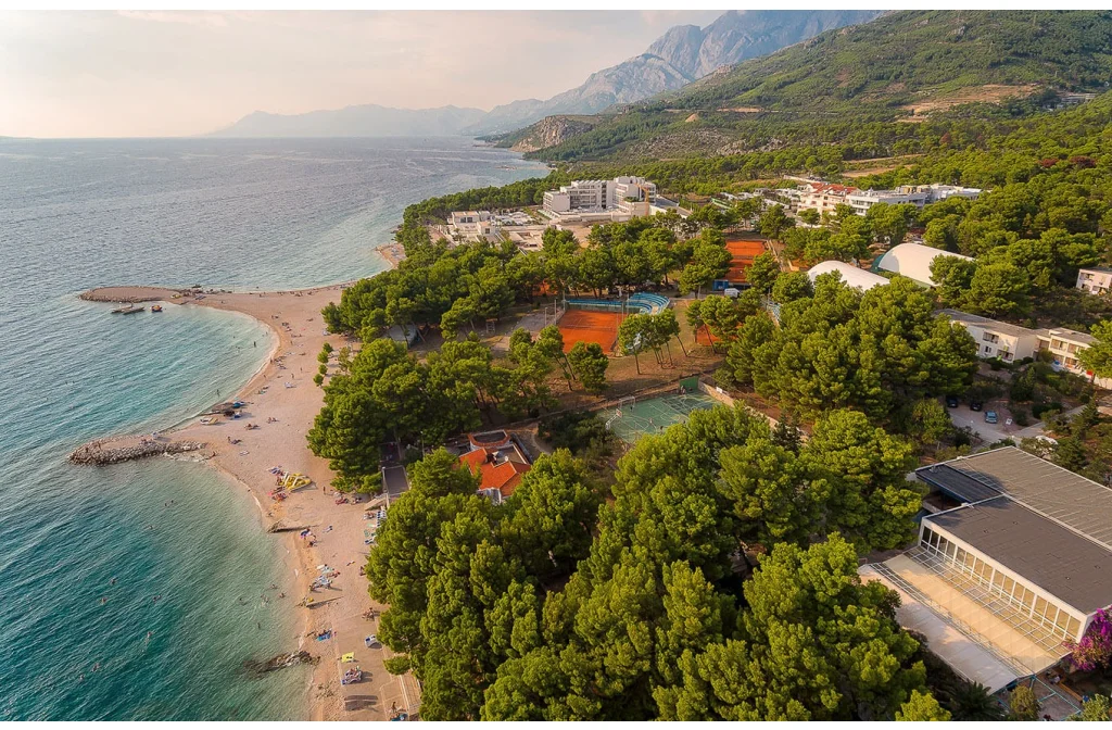 Makarska Sunny Resort Makarska Aussenansicht Strand Tennisplatz Wald