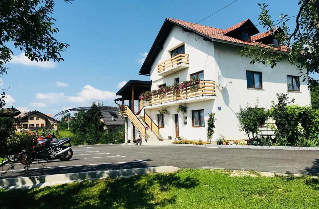 Guest House Klanfar Grabovac Aussenansicht Parkplatz