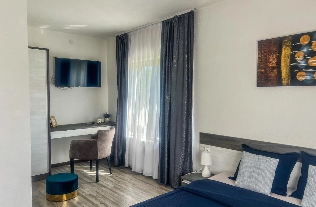 Guest House Klanfar Grabovac Deluxe Doppelzimmer Bett Tv Stuhl
