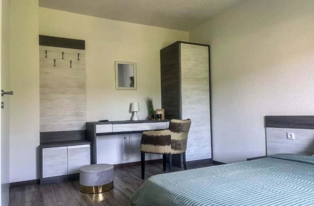 Guest House Klanfar Grabovac Deluxe Doppelzimmer Tisch Suhl