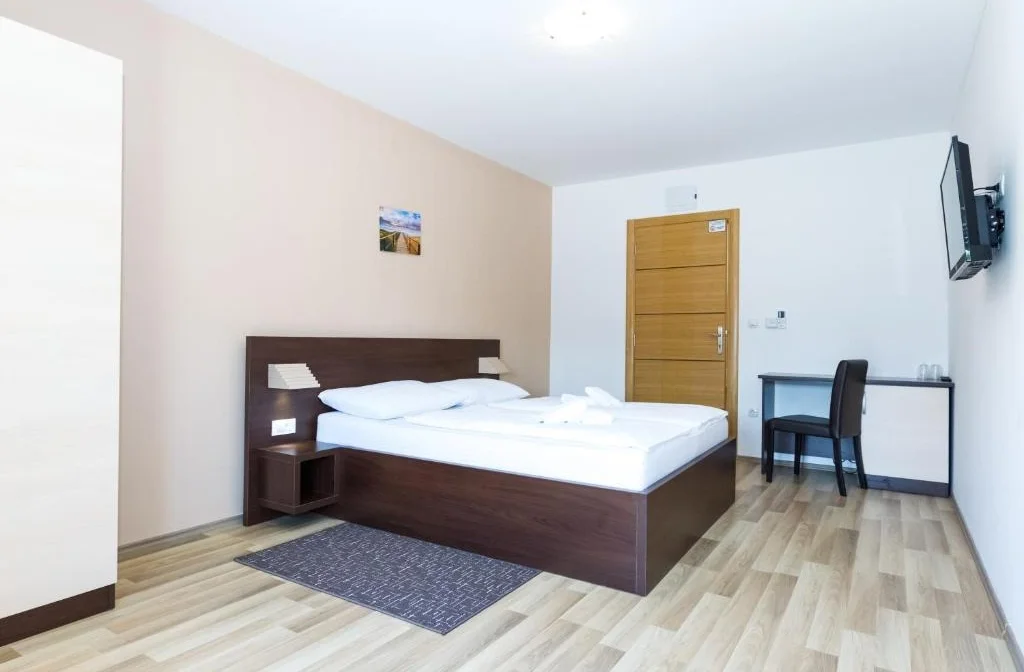 Plitvicki Dvori Grabovac Doppelzimmer Bett Tuer
