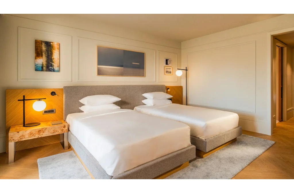 Hyatt Regeny Zadar Deluxe Zweibettzimmer Balkon Twinbett Lampe Bild