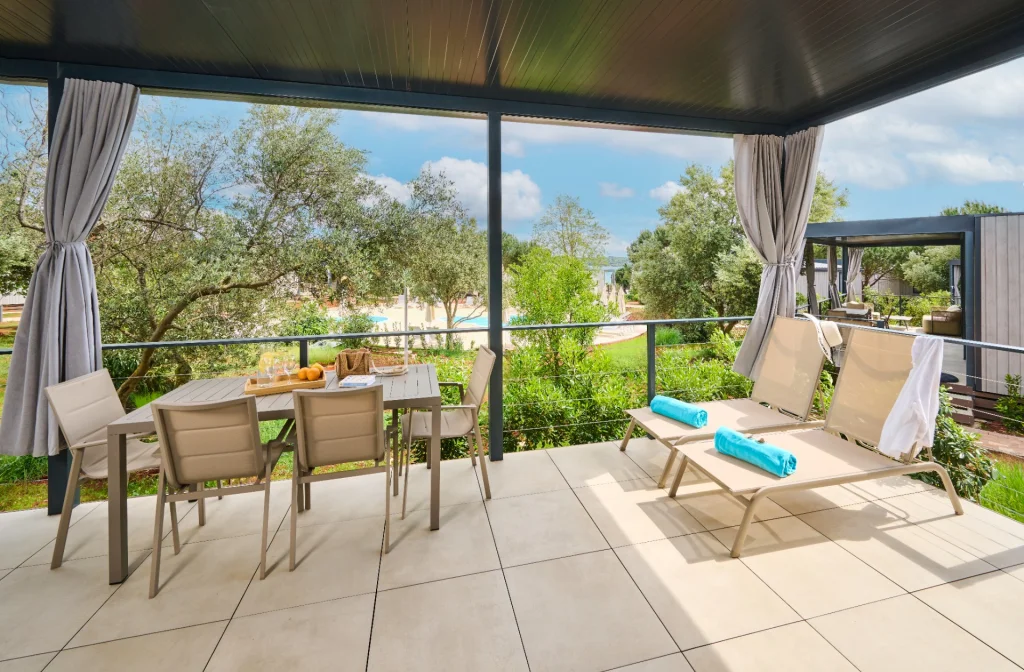 Aminess Planet Camping Sirena Holiday Homes Novigrad Premium Terasse Tisch Liegestuhl