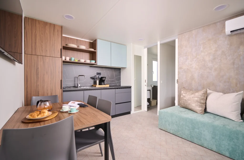 Aminess Planet Camping Sirena Holiday Homes Novigrad Premium Kueche Wohnzimmer