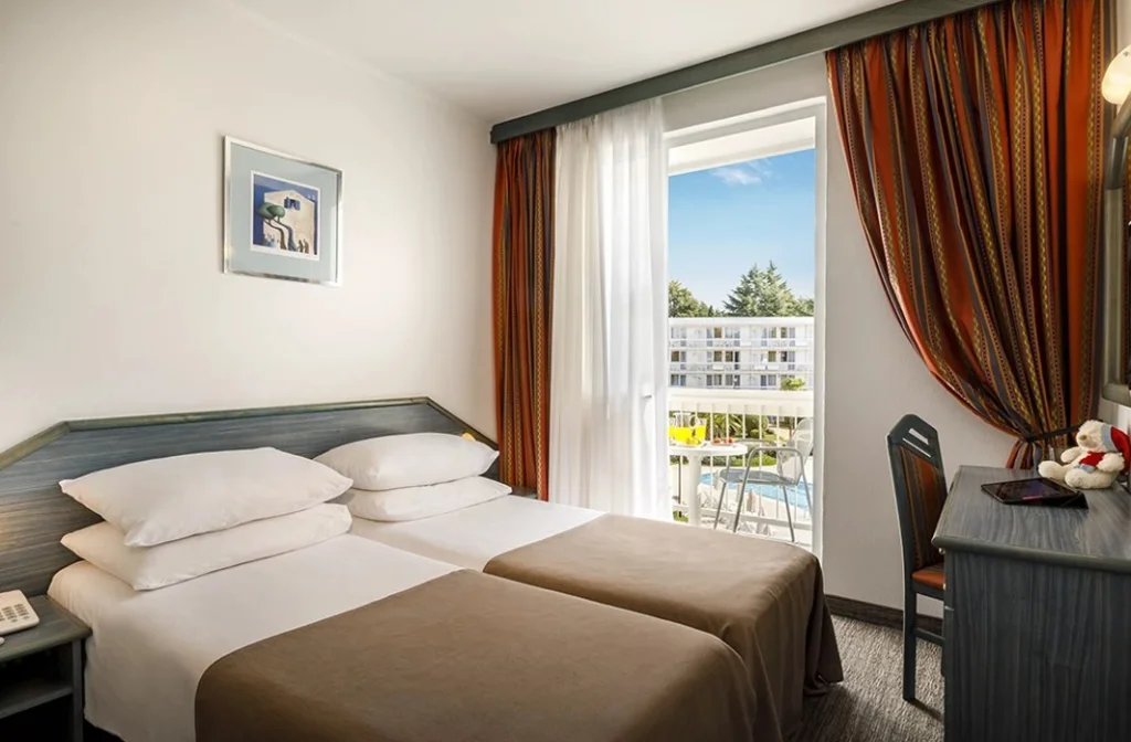 Laguna Maradiso Hotel Aminess Doppelzimmer Balkon Meerseite Bett