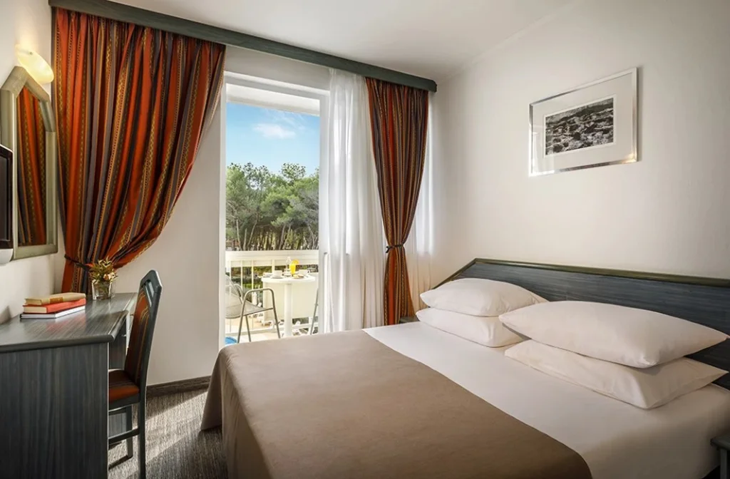 Laguna Maradiso Hotel Aminess Doppelzimmer Balkon Bett
