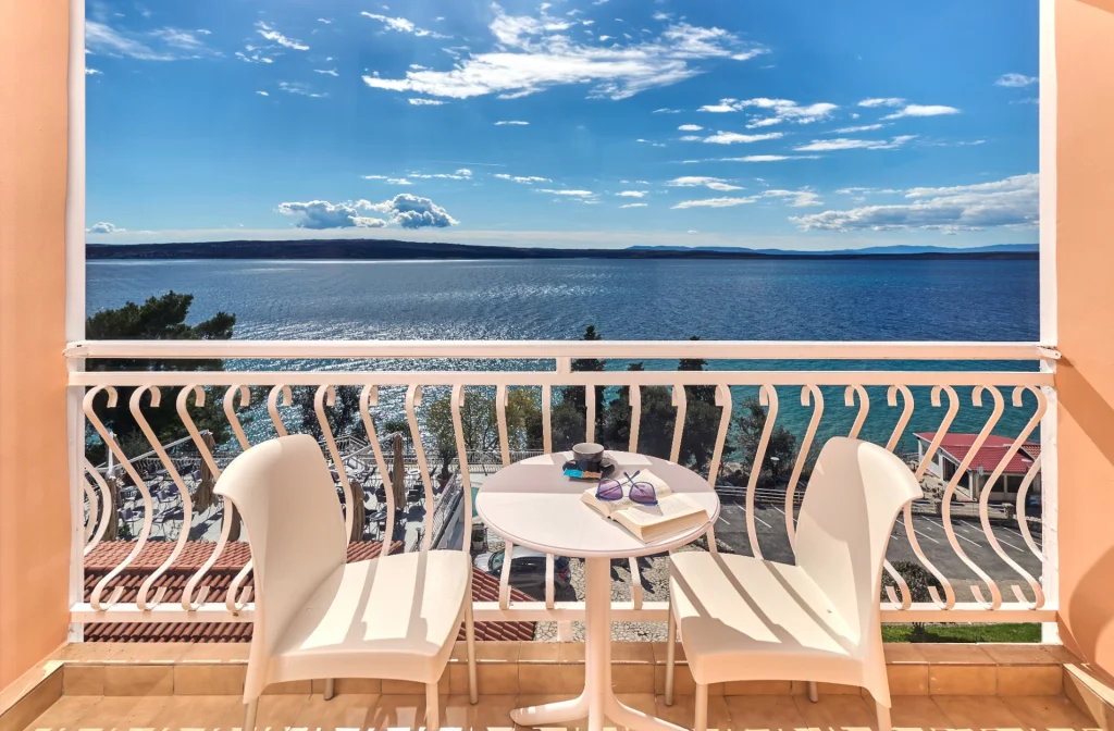 Mediteran Maradiso Hotel Aminess Crikvenica Doppelzimmer Superior Balkon Meerblick Tisch Stuhl