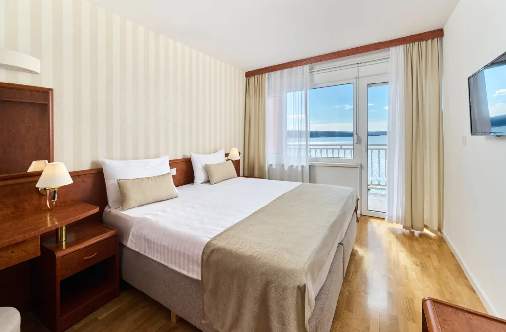 Mediteran Maradiso Hotel Aminess Crikvenica Doppelzimmer Standard Balkon Meerblick Bett Tv