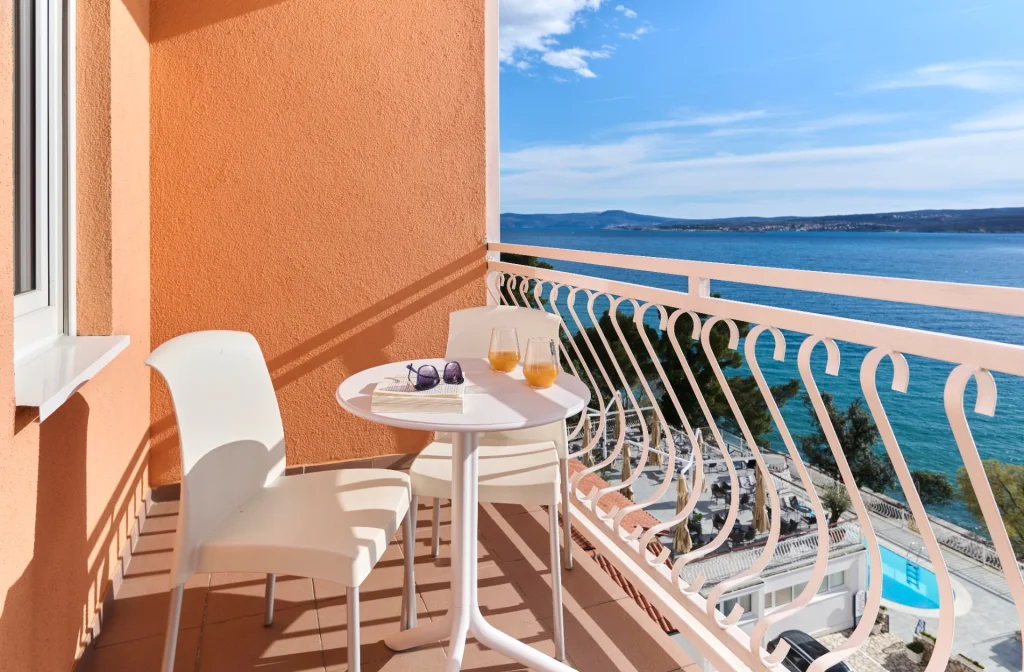 Mediteran Maradiso Hotel Aminess Crikvenica Doppelzimmer Standard Balkon Meerblick Tisch Stuhl