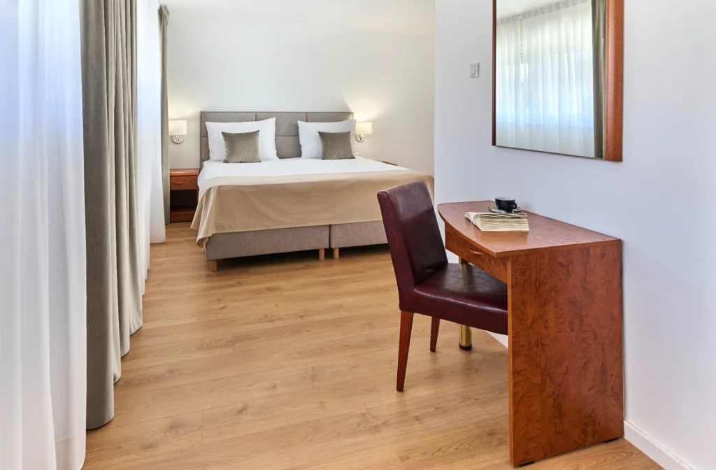 Mediteran Maradiso Hotel Aminess Crikvenica Doppelzimmer Standard Bett Tisch