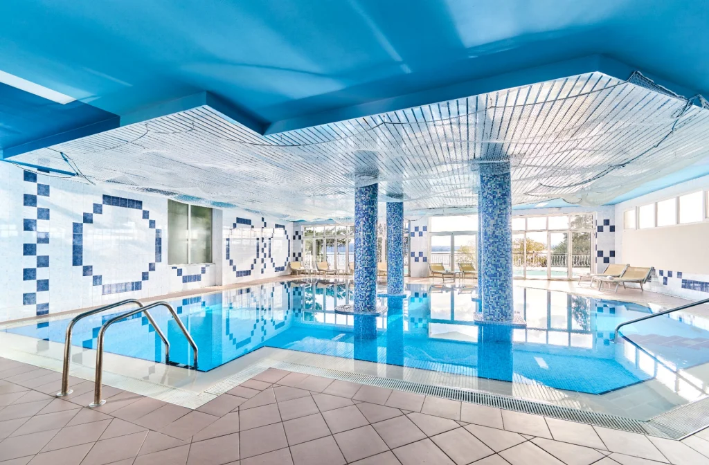 Mediteran Maradiso Hotel Aminess Crikvenica Innenpool Liegestuhl