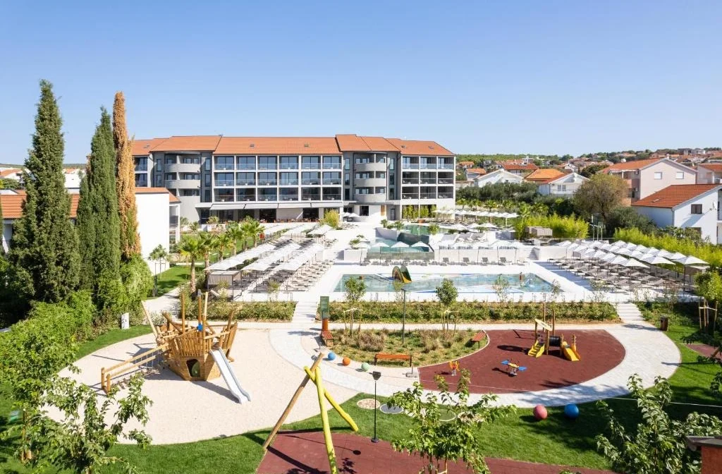 Molum Hotel Sveti Filip Jakov Aussenansicht Pool Spielplatz