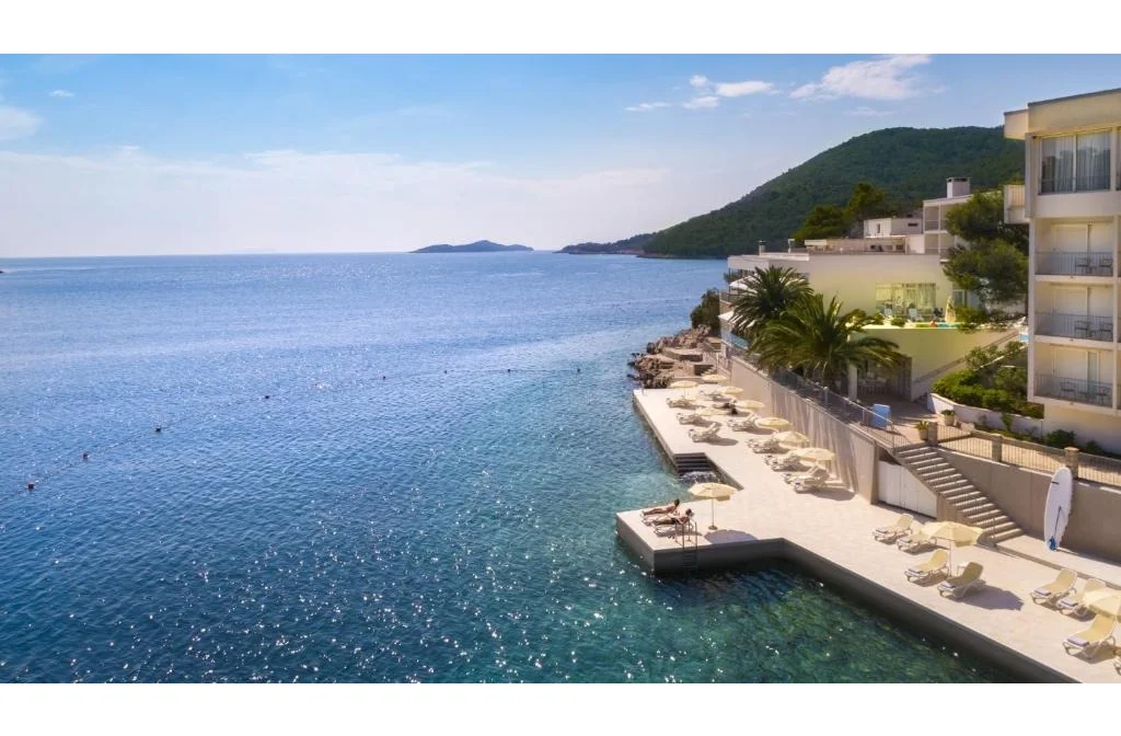 Hotel Lume Brna Aussenansicht Strand Liegestuhl Meer