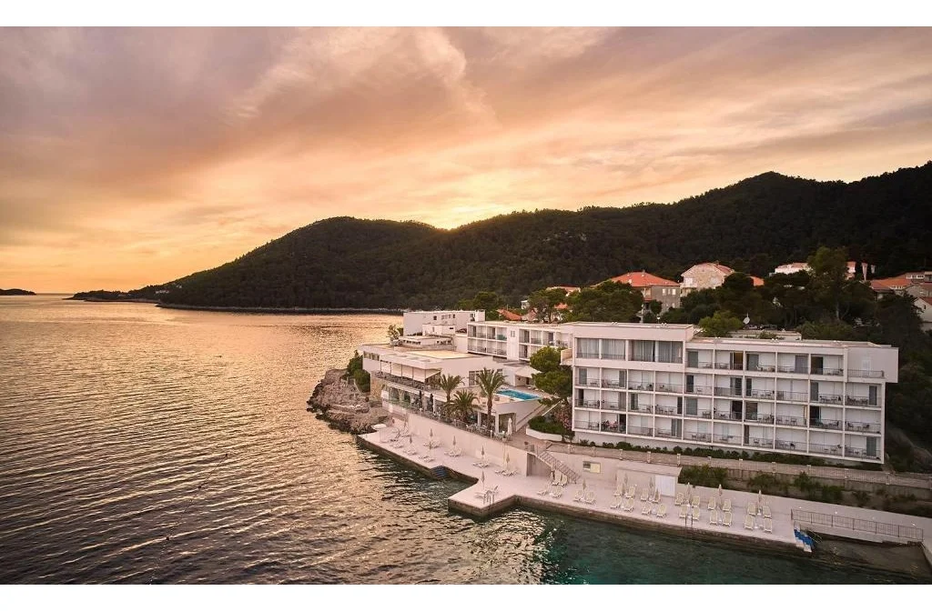 Hotel Lume Brna Aussenansicht Sonnenuntergang