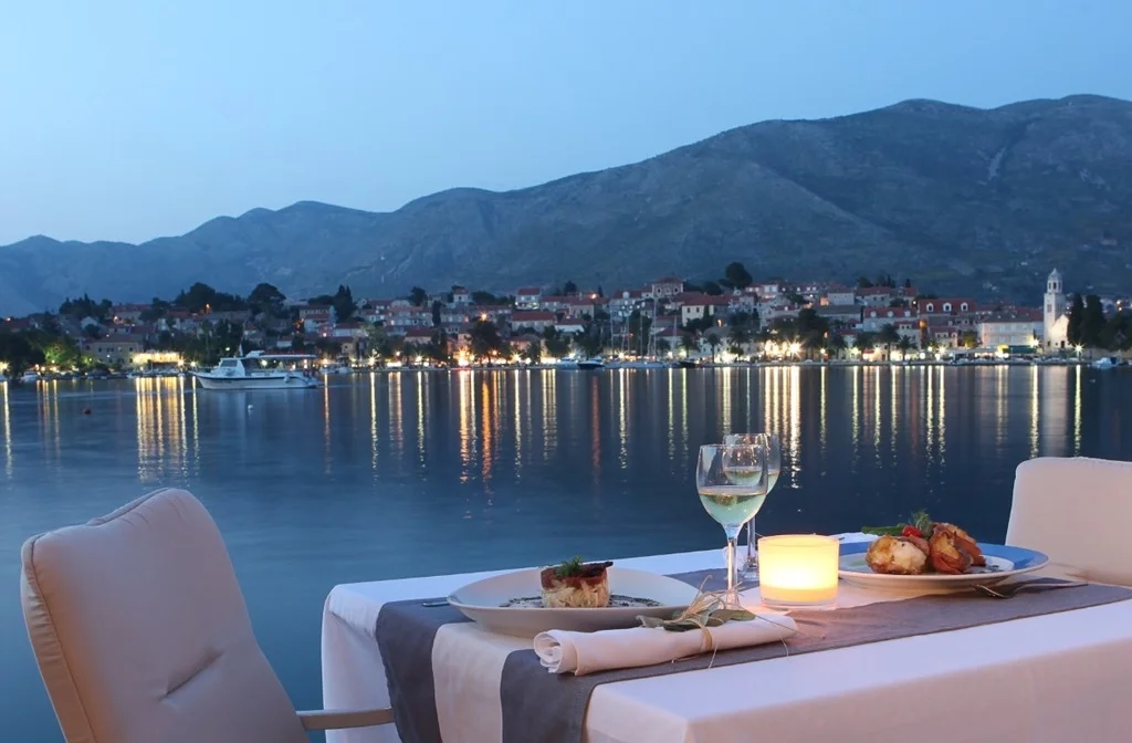 Sueddalmatien Cavtat Hotel Croatia Terrasse Nacht