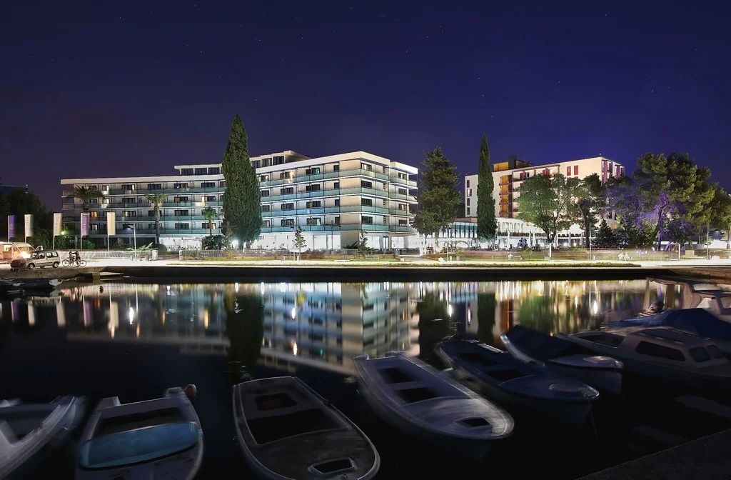 Norddalmatien Biograd Na Moru Hotel Ilirija Aussen Nacht