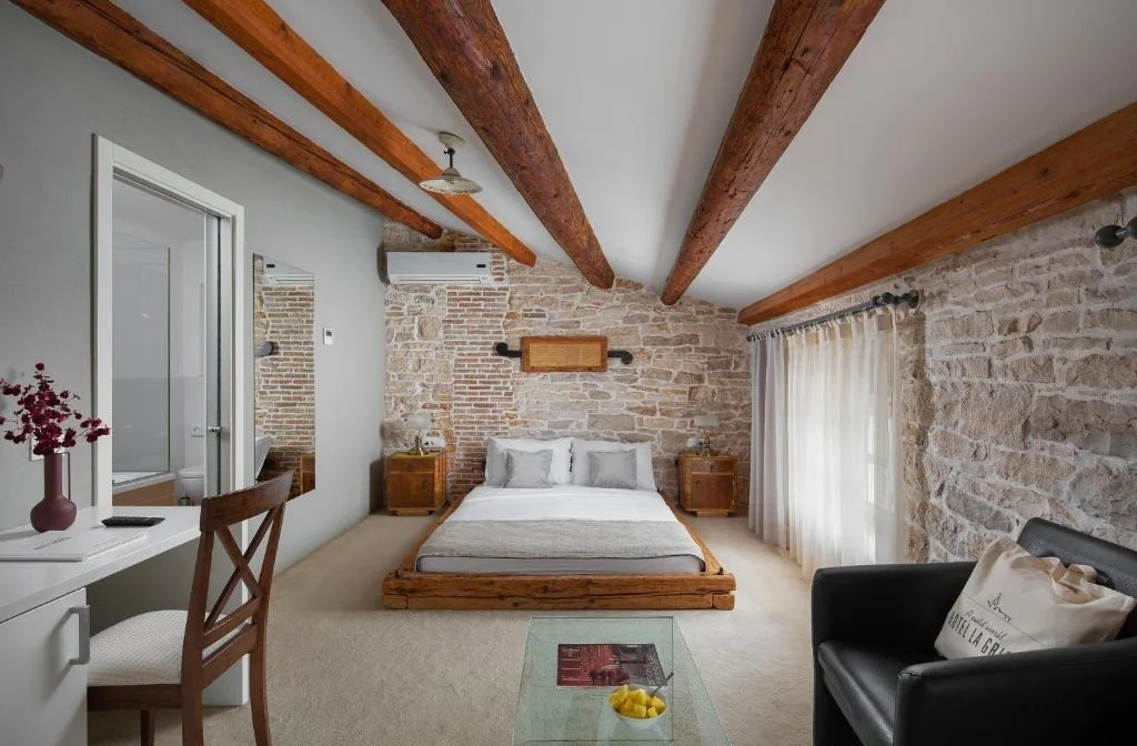 Hotel La Grisa Bale Doppelzimmer Superior Bett Sofa Stuhl