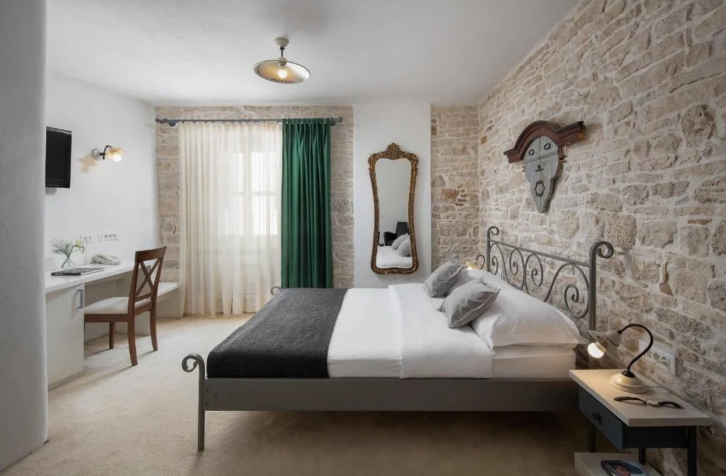 Hotel La Grisa Bale Doppelzimmer Standard Bett Spiegel