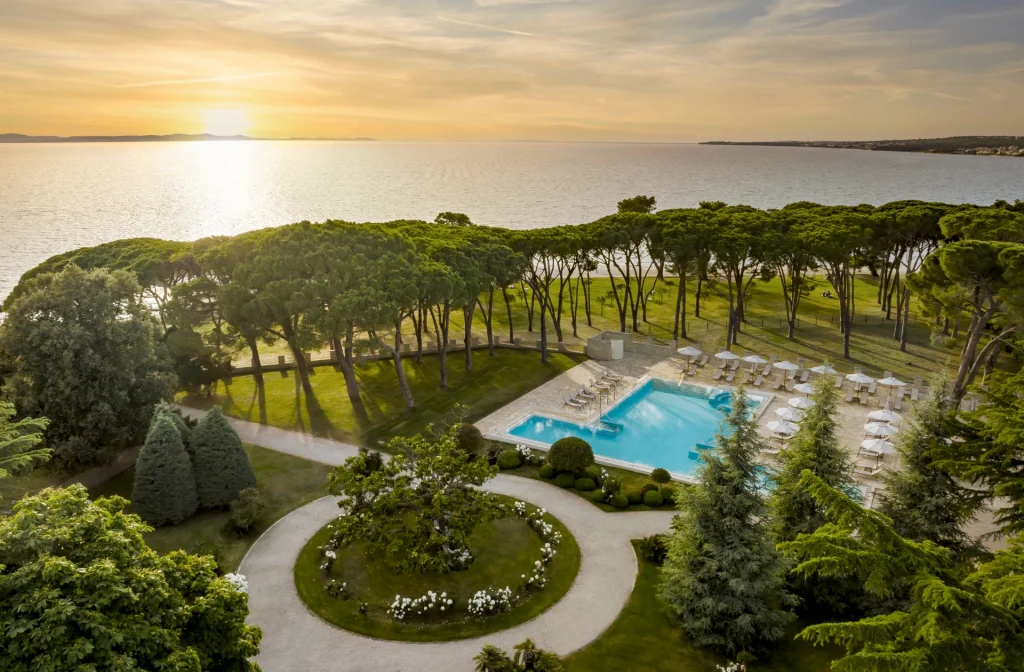 Falkensteiner Hotel Adriana Zadar Aussenansicht Pool Wald Sonnenuntergang