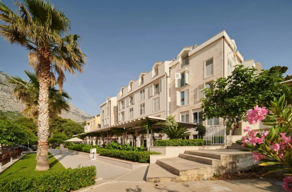 Hotel Osejava Makarska Aussenansicht Palme
