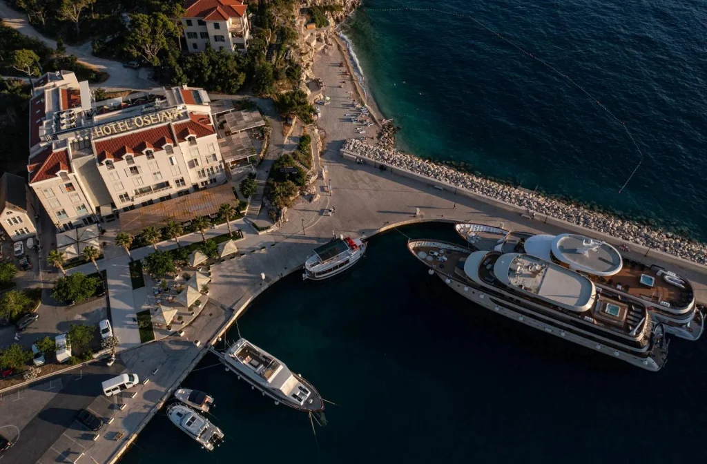 Hotel Osejava Makarska Aussenansicht Schiff