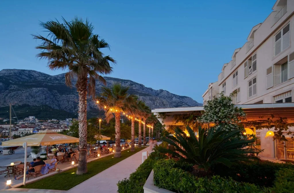 Hotel Osejava Makarska Aussenansicht Palme Restaurant