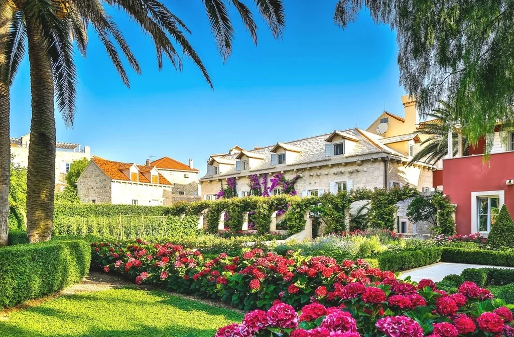 Mitteldalmatien Insel Brac Sutivan Lemongarden Aussenansicht