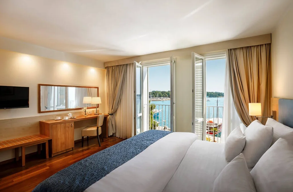 Valamar Riviera Hotel Residence Porec Zimmer Fuer Zwei Meerblick Bett Tv Spiegel Lampe