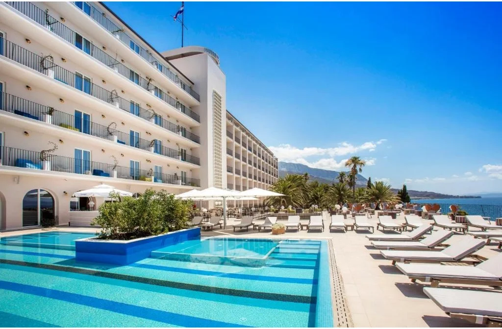 Bluesun Hotel Jadran Tucepi Aussenansicht Aussenpool