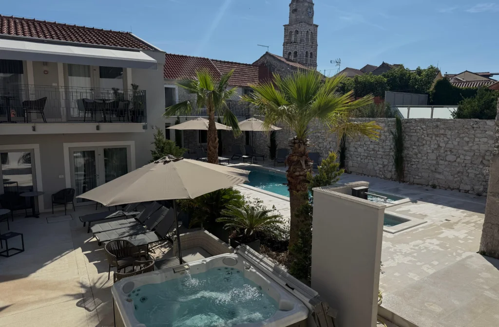 Hotel Torretta Palace Turanj Aussenppol Jacuzzi Kirchenturm