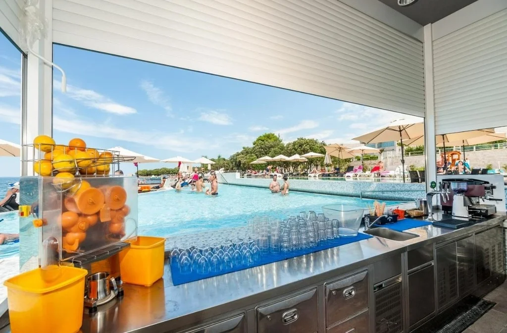 Kroatien Dalmatien Zadar Petrcane Sunnyside Appartments Pool Bar