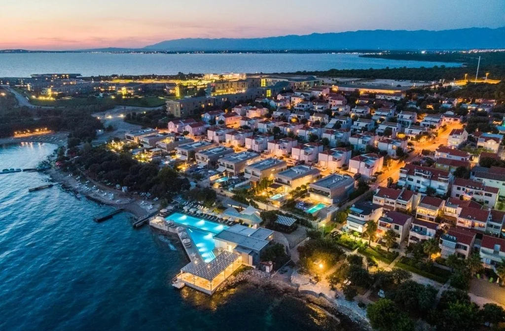 Kroatien Dalmatien Zadar Petrcane Sunnyside Appartments Anlage Bei Nacht