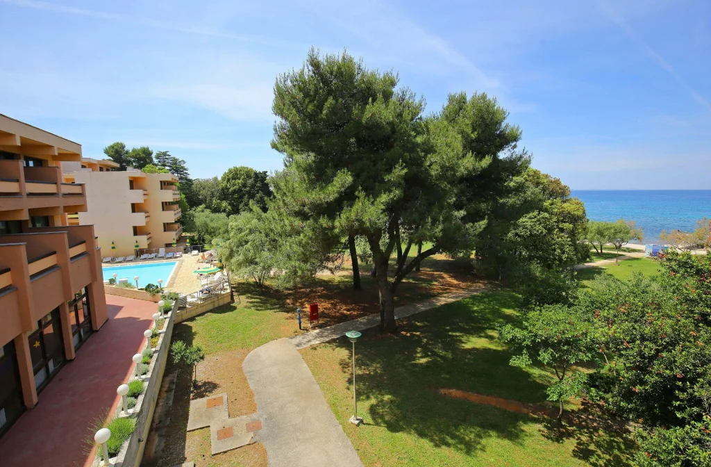 Hotel Donat Zadar Aussenansicht Pool Baum