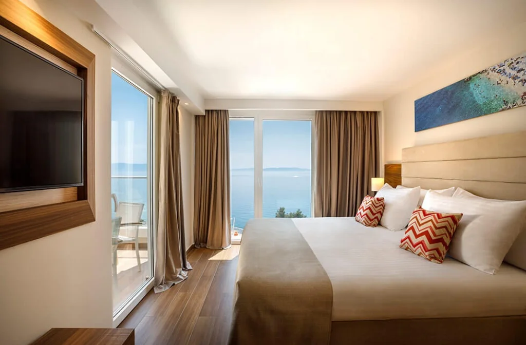 Girandella Valamar Collecion Resort Family Junior Familiensuite Balkon Meerblick Bett Tv Balkon