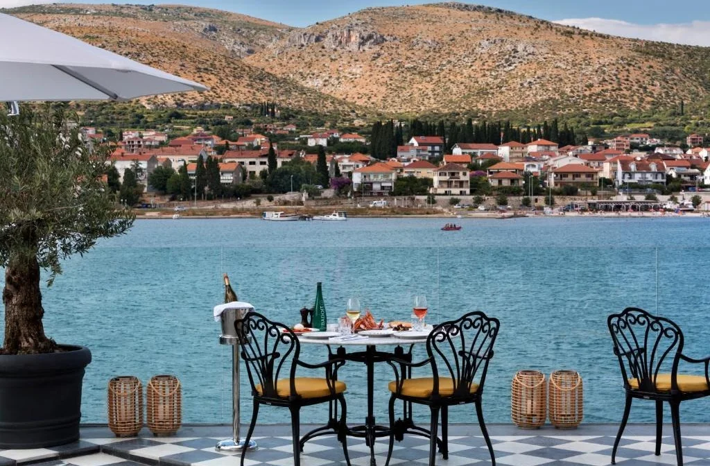 Brown Beach Hotel Trogir Terrasse Tisch Stuhl