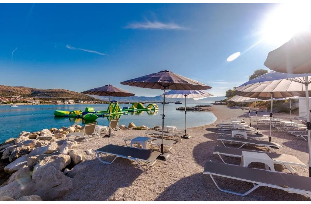 Brown Beach Hotel Trogir Strand