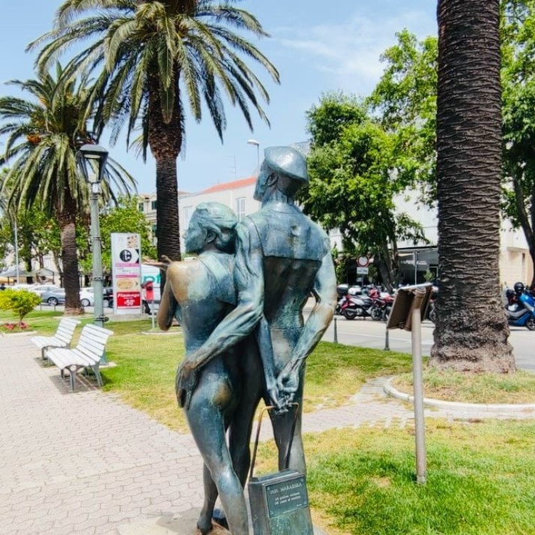 Touristenstatue in Makarska